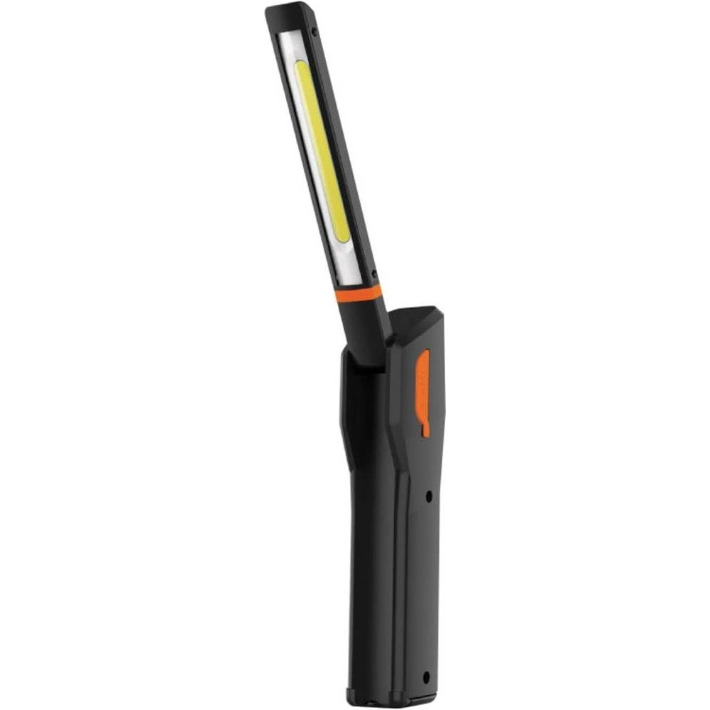 Une lampe de poche noire avec un accent orange, sa barre lumineuse fine inclinée vers le haut.
