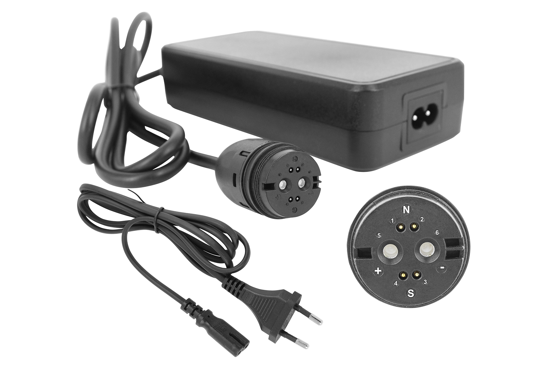 Schwarzer Netzadapter mit Kabeln und zwei verschiedenen Steckern, Nahaufnahme.
