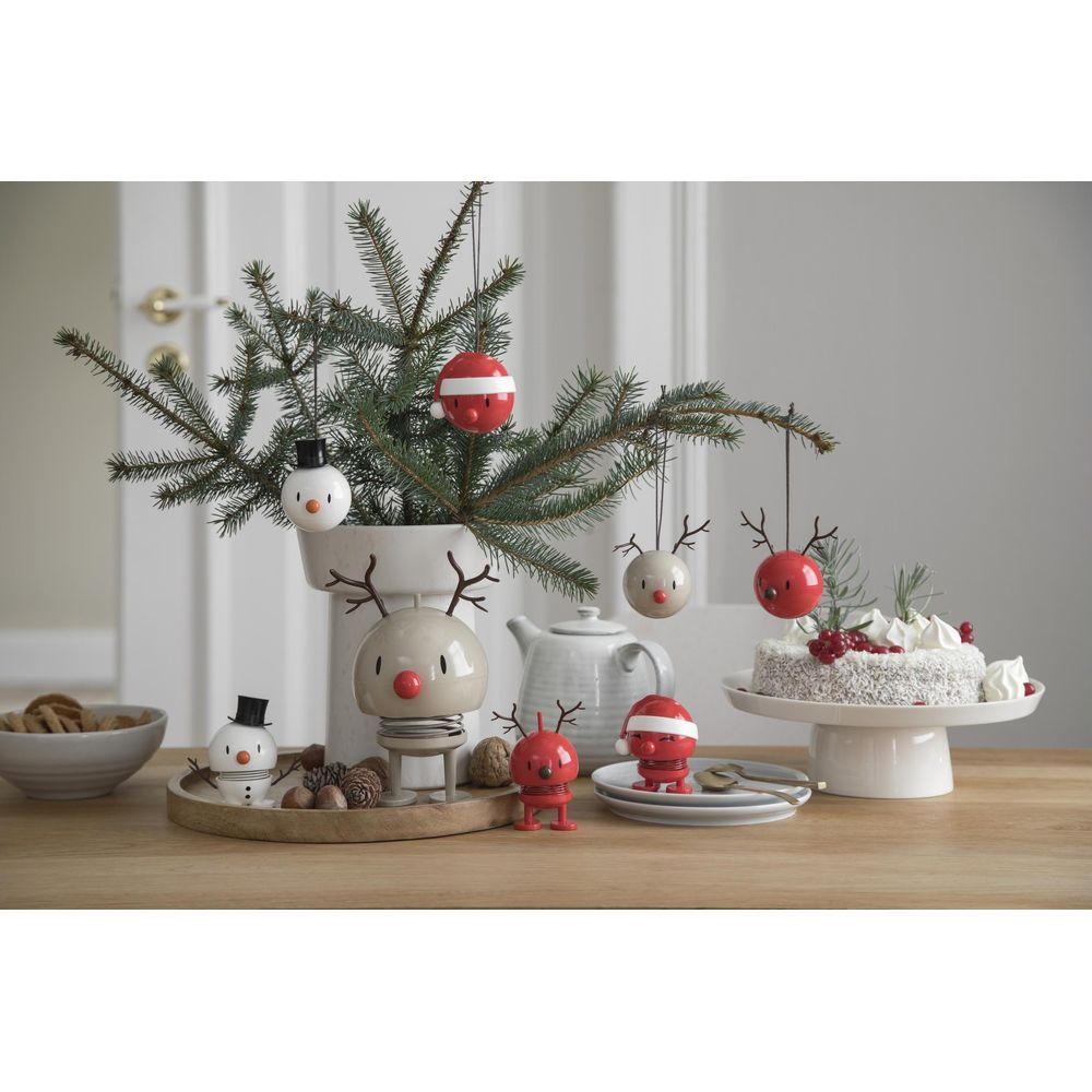 Decorazioni natalizie con renne, pupazzi di neve e una torta.