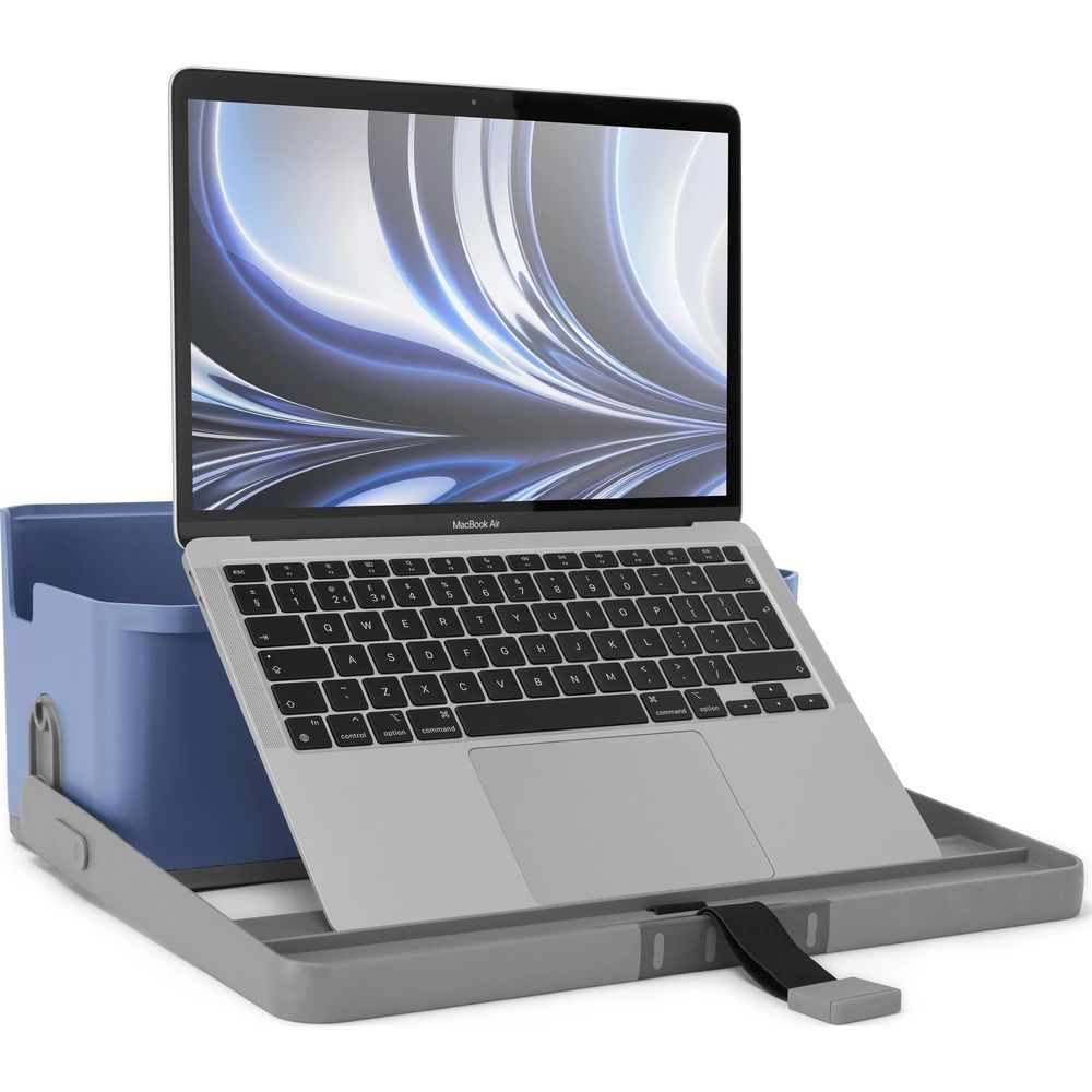 Ein silbernes MacBook Air steht auf einem graublauen Tablett mit blauem Behälter.