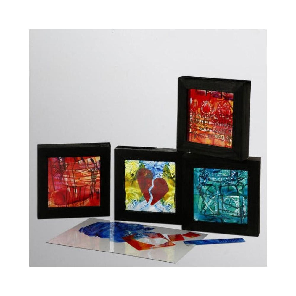 Quatre œuvres d'art encadrées avec des motifs abstraits et une image de cœur brisé.