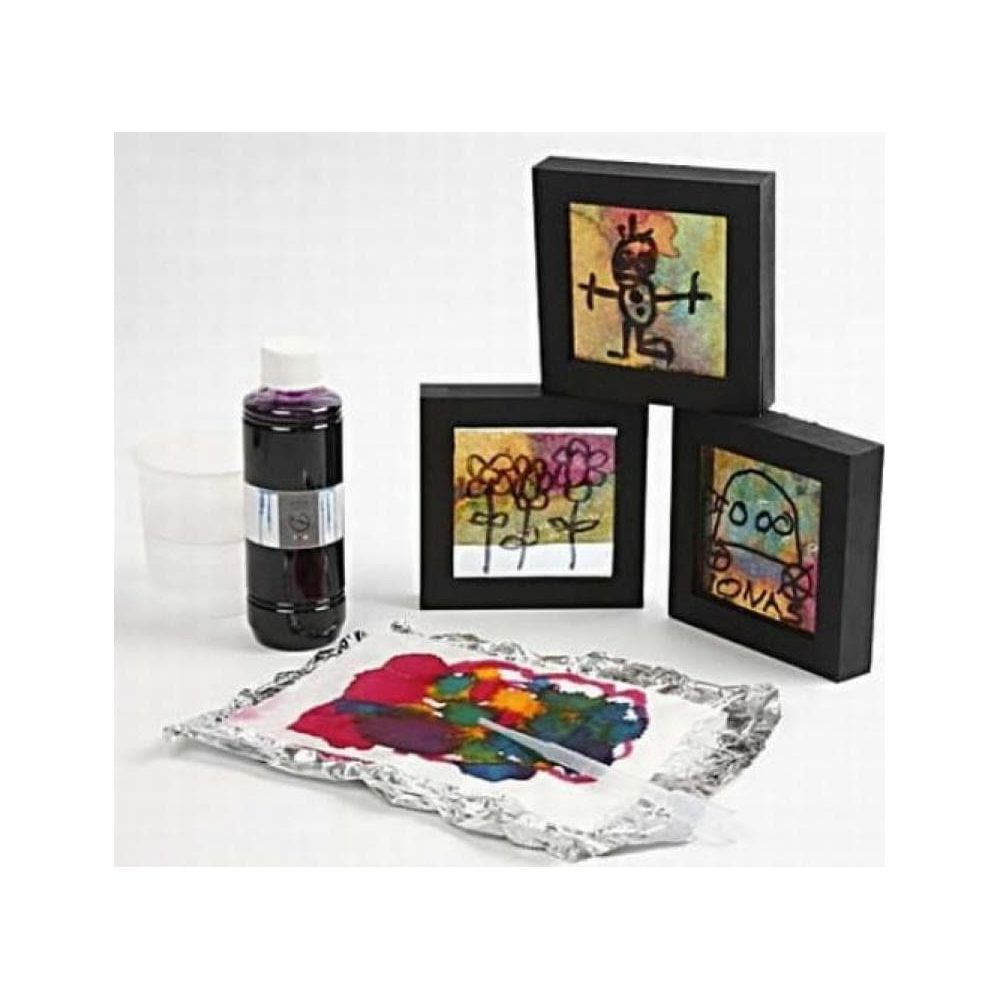 Bouteille de liquide violet, gobelet, papier d'aluminium avec des couleurs et trois dessins d'enfants encadrés.