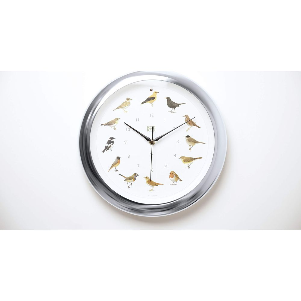 Une horloge murale avec un cadre argenté, présentant 12 oiseaux à la place des chiffres.