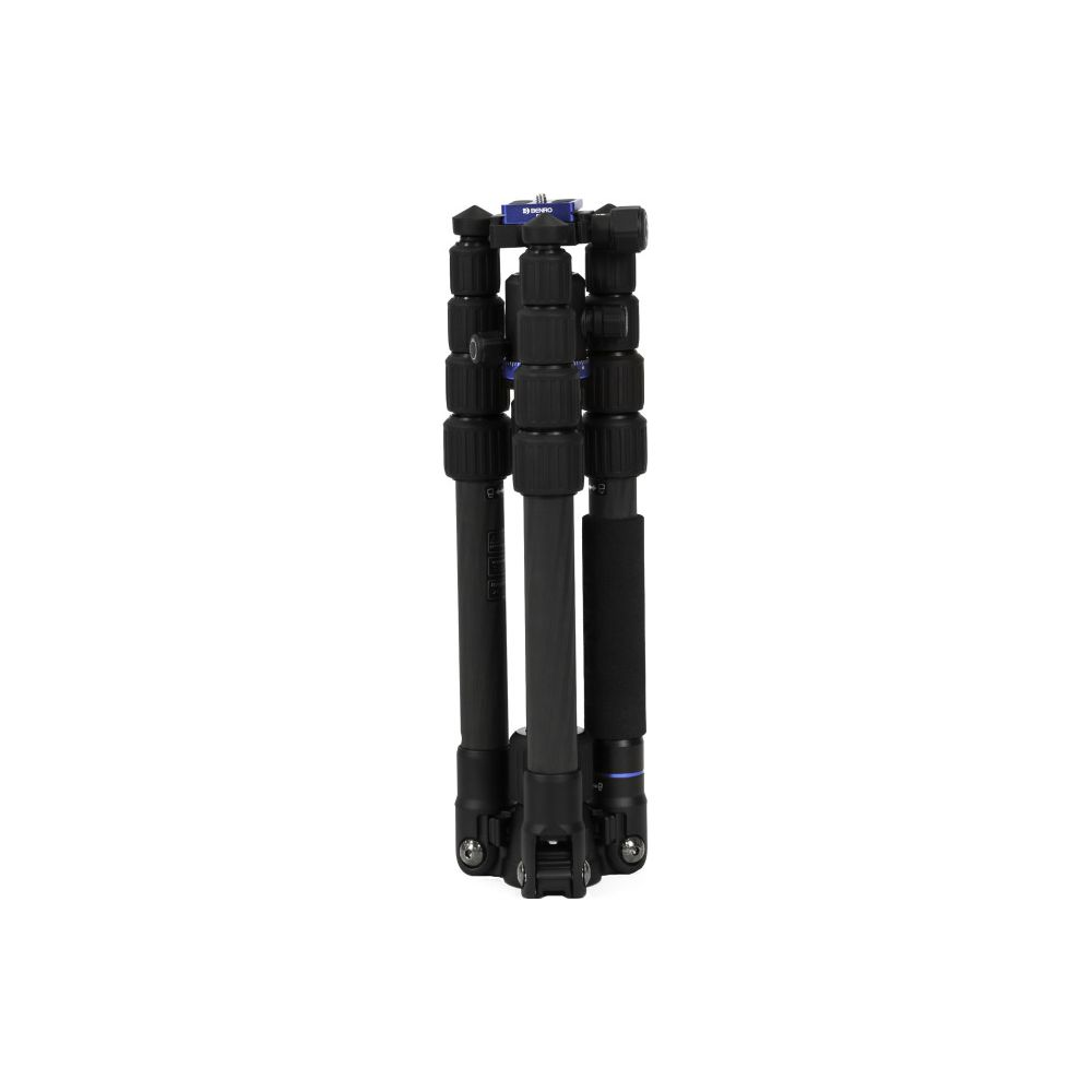 Un trépied noir plié avec un support de caméra bleu sur fond blanc.