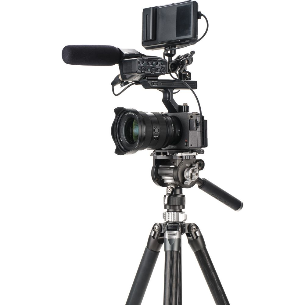 Caméra vidéo professionnelle avec microphone et moniteur sur trépied carbone.