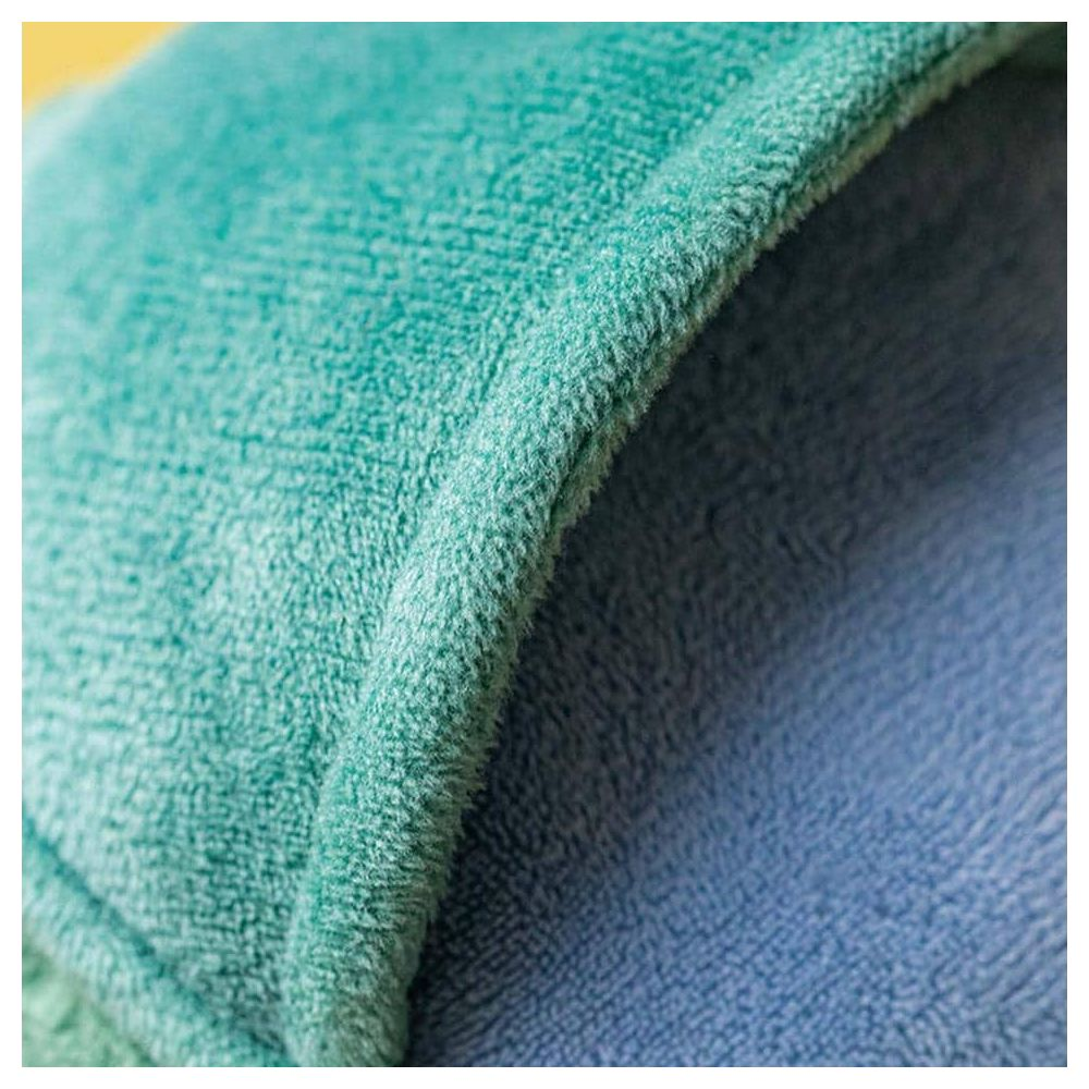 Primo piano di tessuto spugna verde acqua con interno blu.