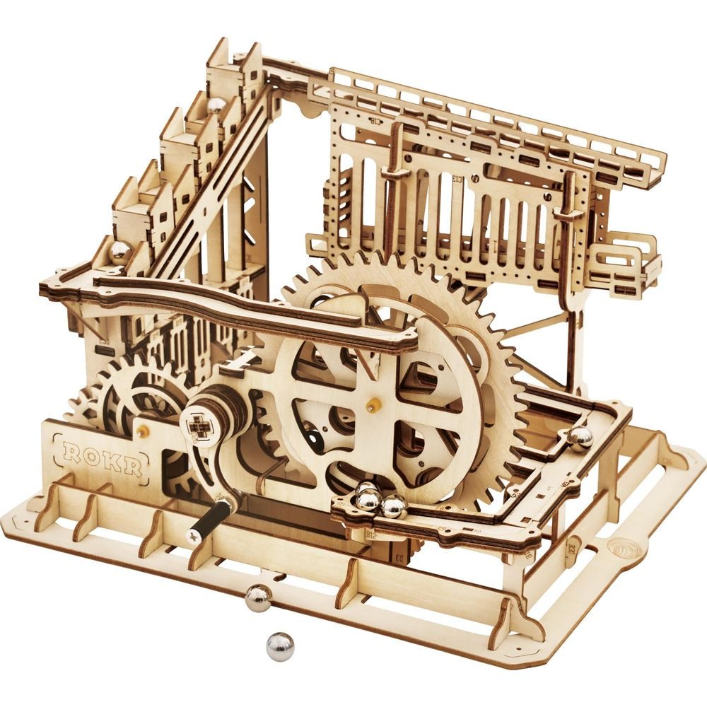 Holzkonstruktion mit Zahnrädern und Kugeln, die durch eine Mechanik bewegt werden.