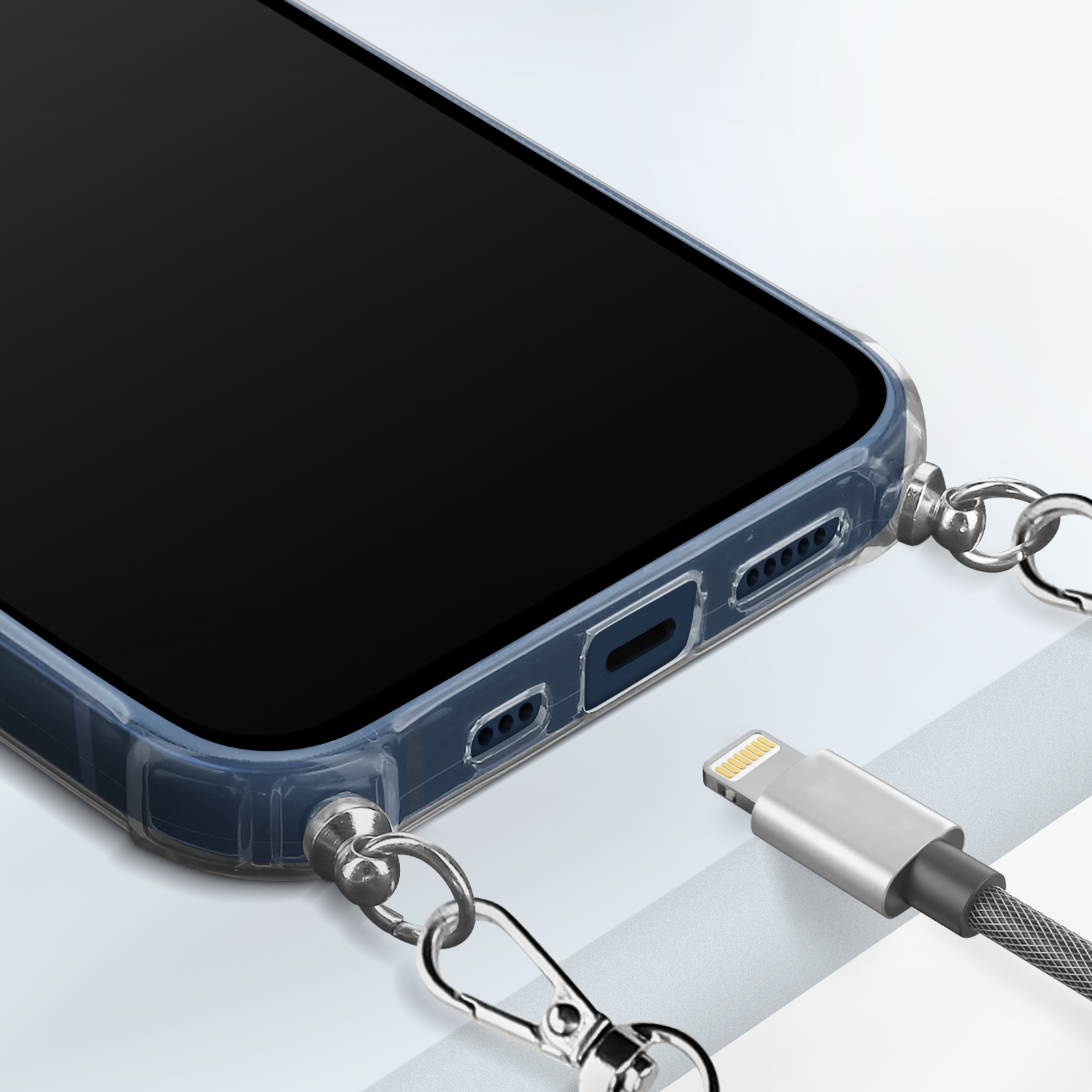 Uno smartphone in custodia trasparente con cavo di ricarica. Catena argento.