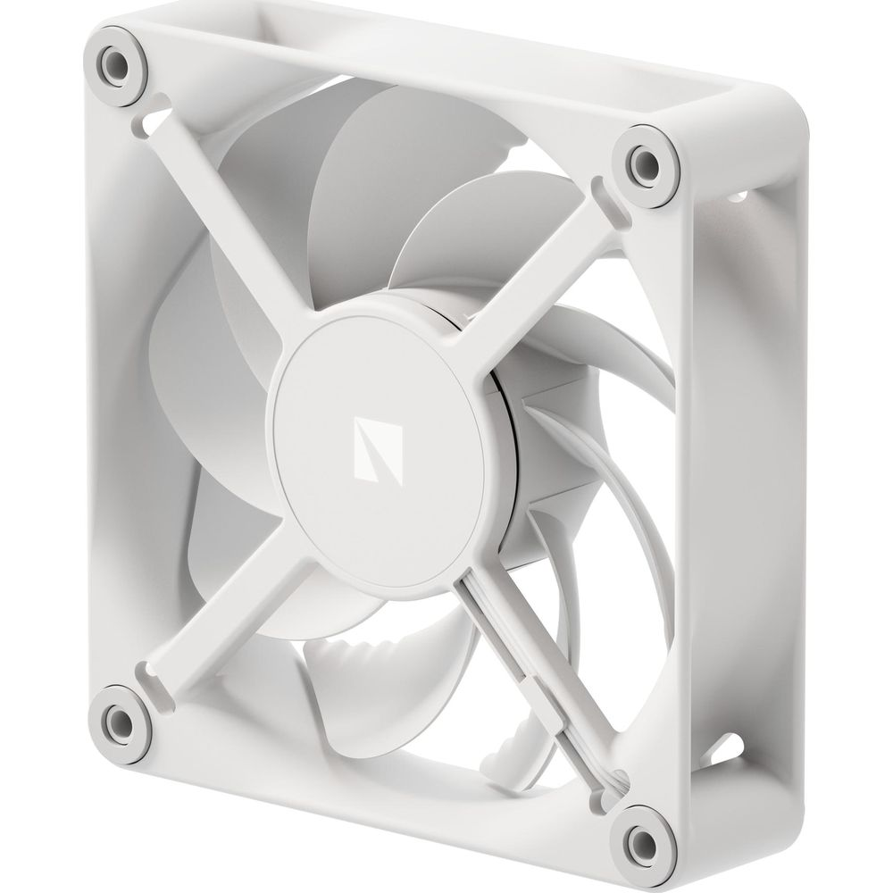 Ein weißer Computerlüfter mit vier Rotorblättern und einem zentralen Logo.