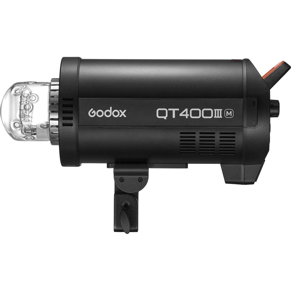 Un flash de studio Godox QT400II M noir avec une ampoule en verre transparente et un support.