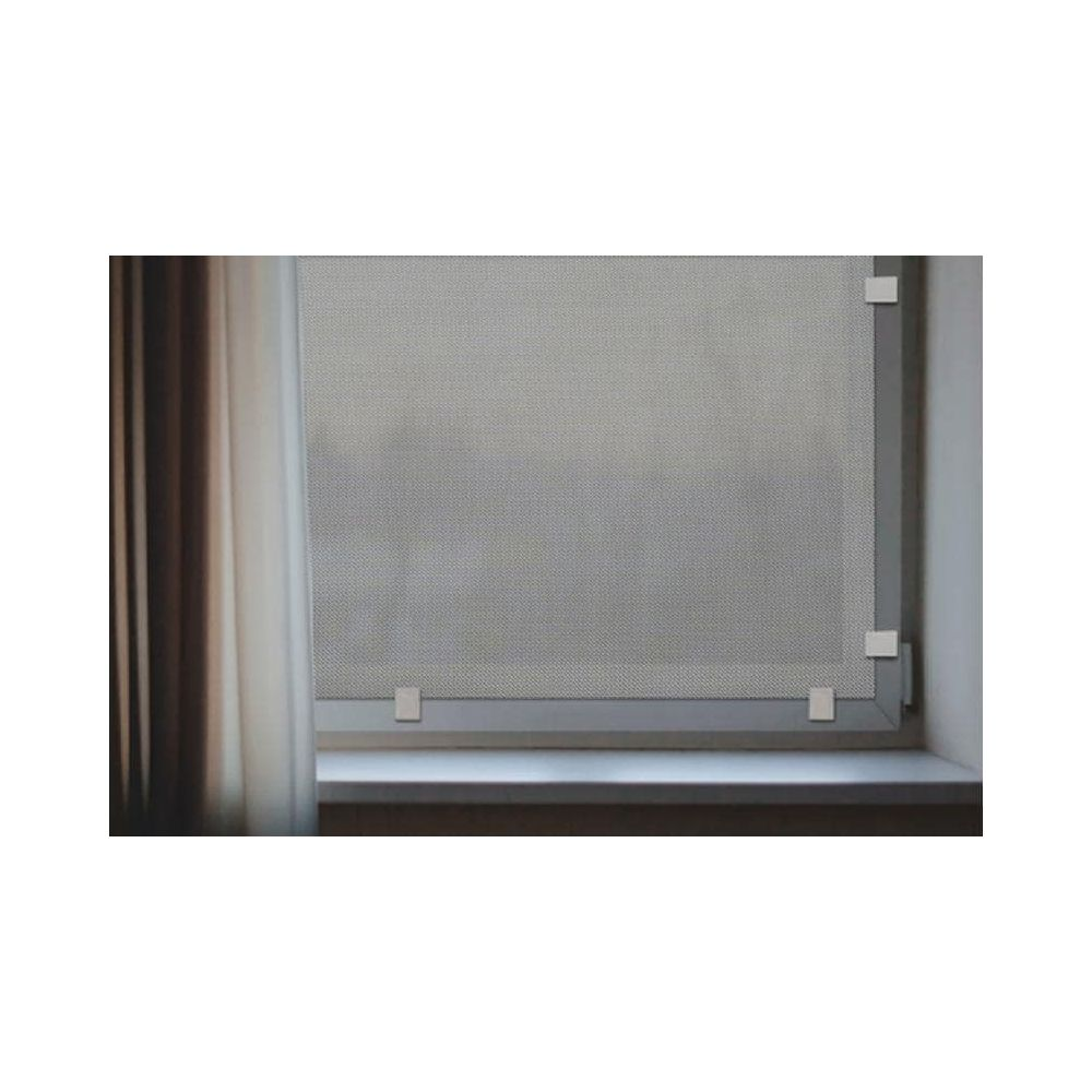Fenster mit einem grauen Insektenschutzgitter, das mit weißen Clips befestigt ist.