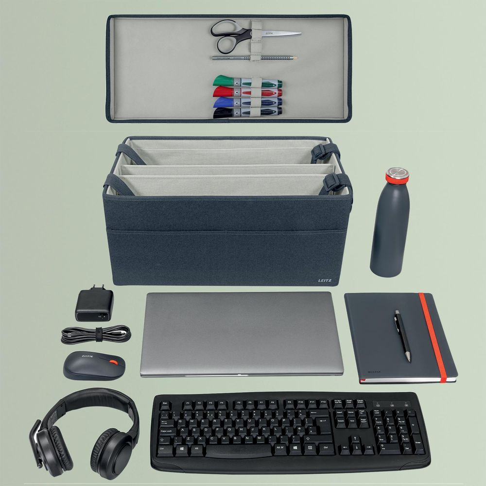 Büroartikel: Laptop, Tastatur, Maus, Kopfhörer, Organizer, Flasche, Notizbuch.
