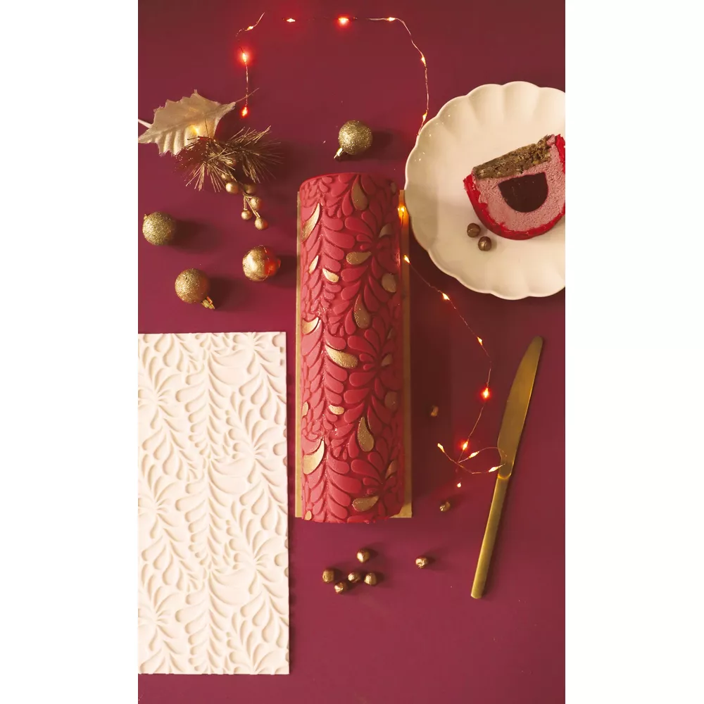 Rote Rolle mit goldnem Muster, Dessert, Dekorationen und Lichterkette.