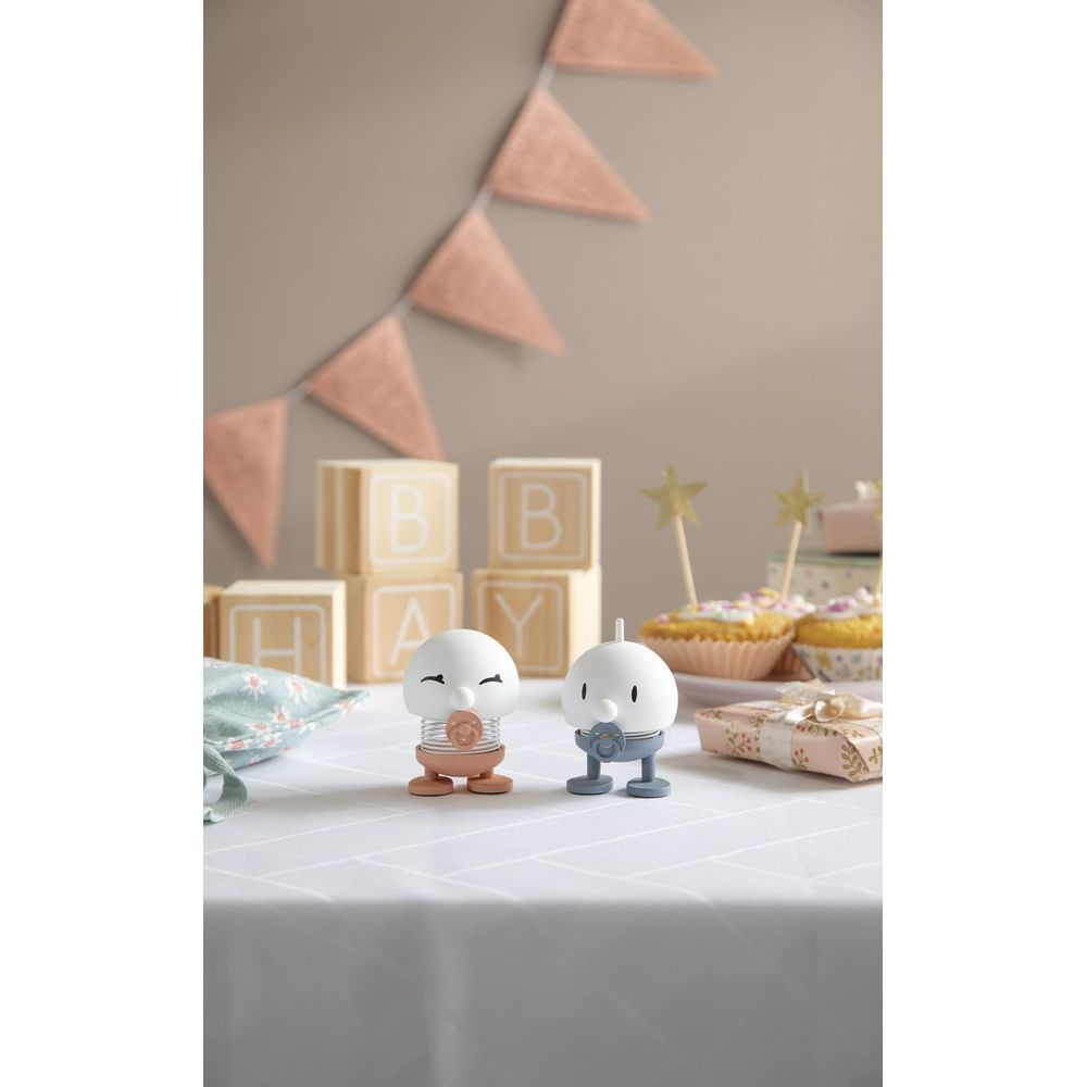Due figure giocattolo su un tavolo con blocchi per bambini e cupcake.