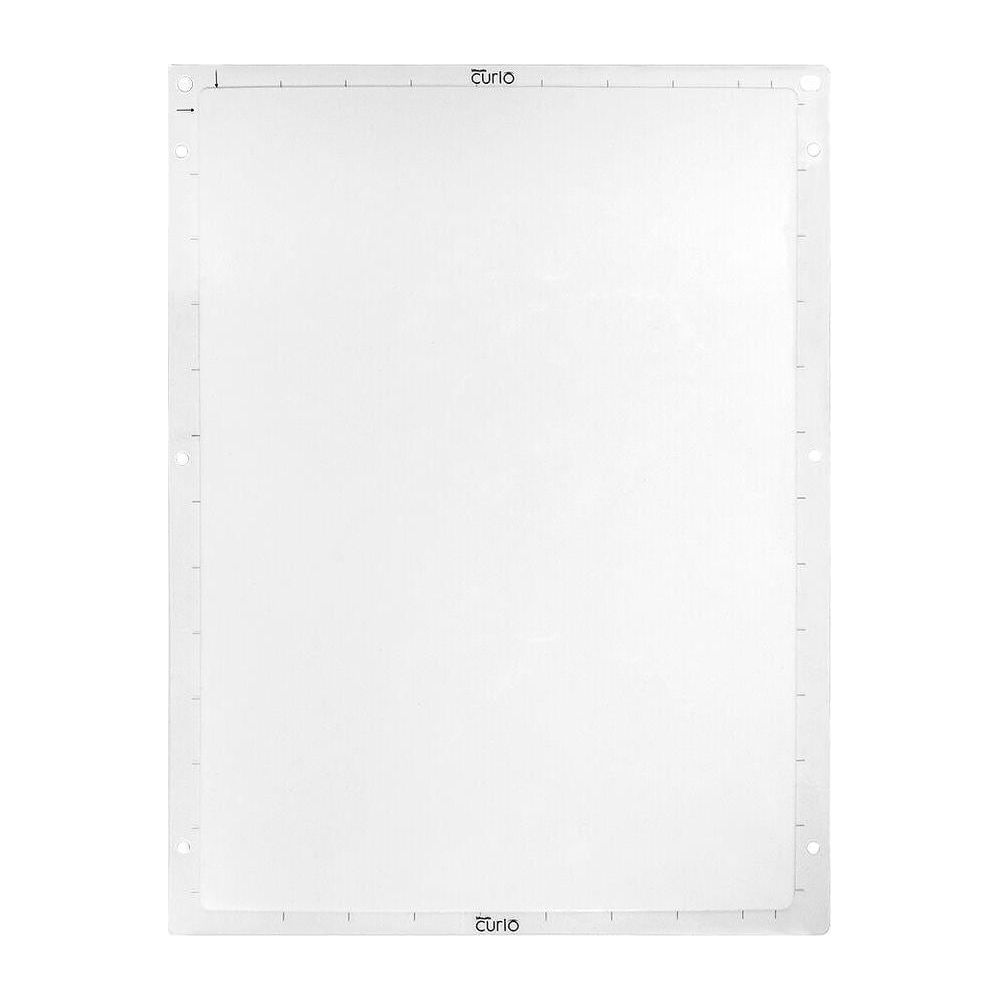 Un tapis de découpe blanc avec des marques et le logo Curio.