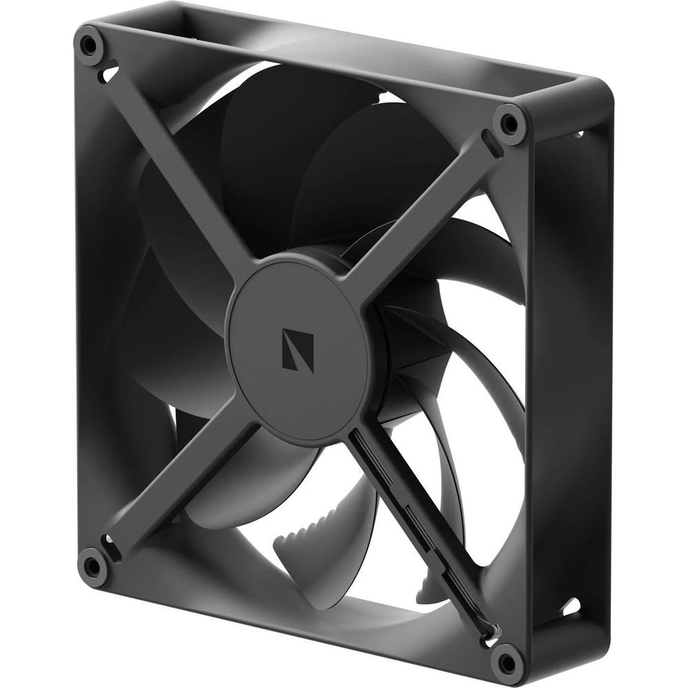 Ein schwarzer Computerlüfter mit vier Rotorblättern und einem mittigen Logo.