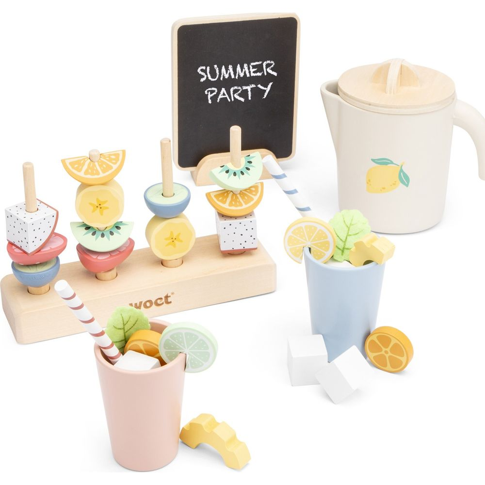 Holzspielzeug: Obstspieße, Saftkrug, Becher mit Obstdeko und Tafel mit 'SUMMER PARTY'.