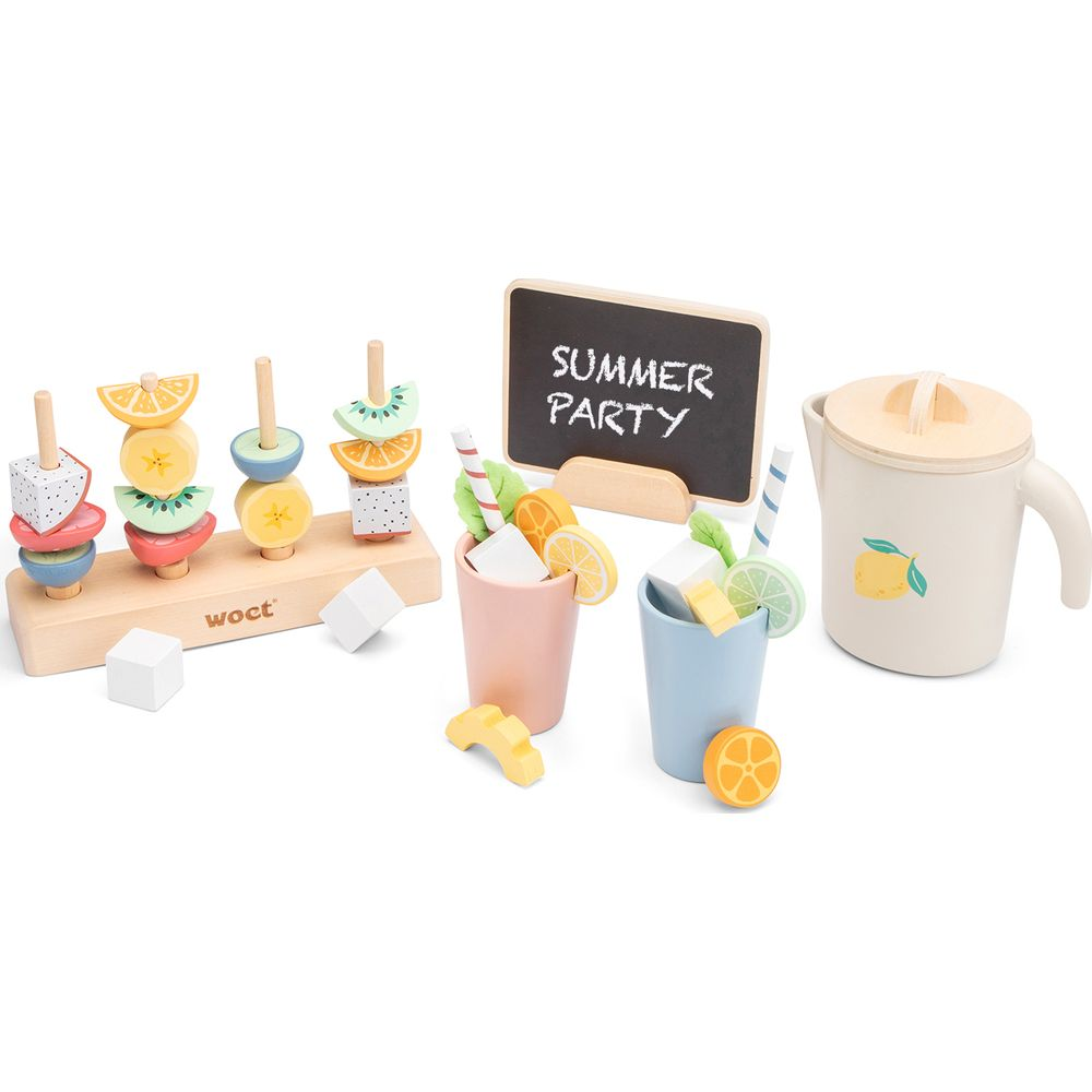 Holzspielzeug-Obstspieße, Getränke, Krug und Tafel „Summer Party“.