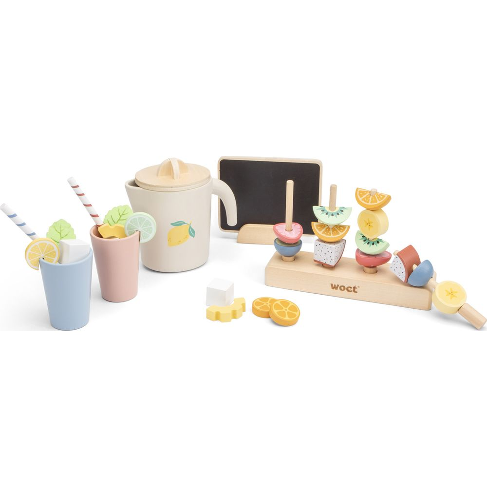 Holzspielzeug: Becher, Krug, Kreidetafel und Obststapel mit Früchten.