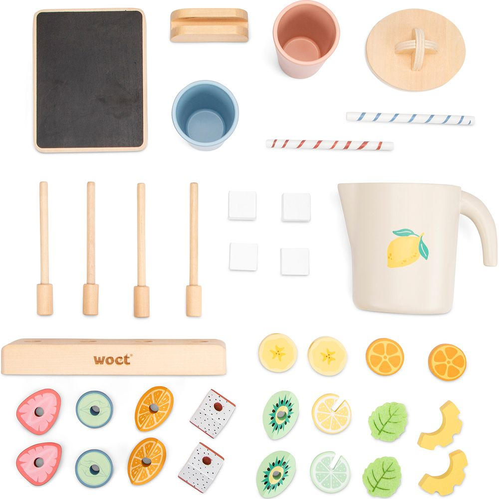 Spielzeug-Barista-Set mit Tafel, Bechern, Strohhalmen, Früchten und Rührstäbchen.
