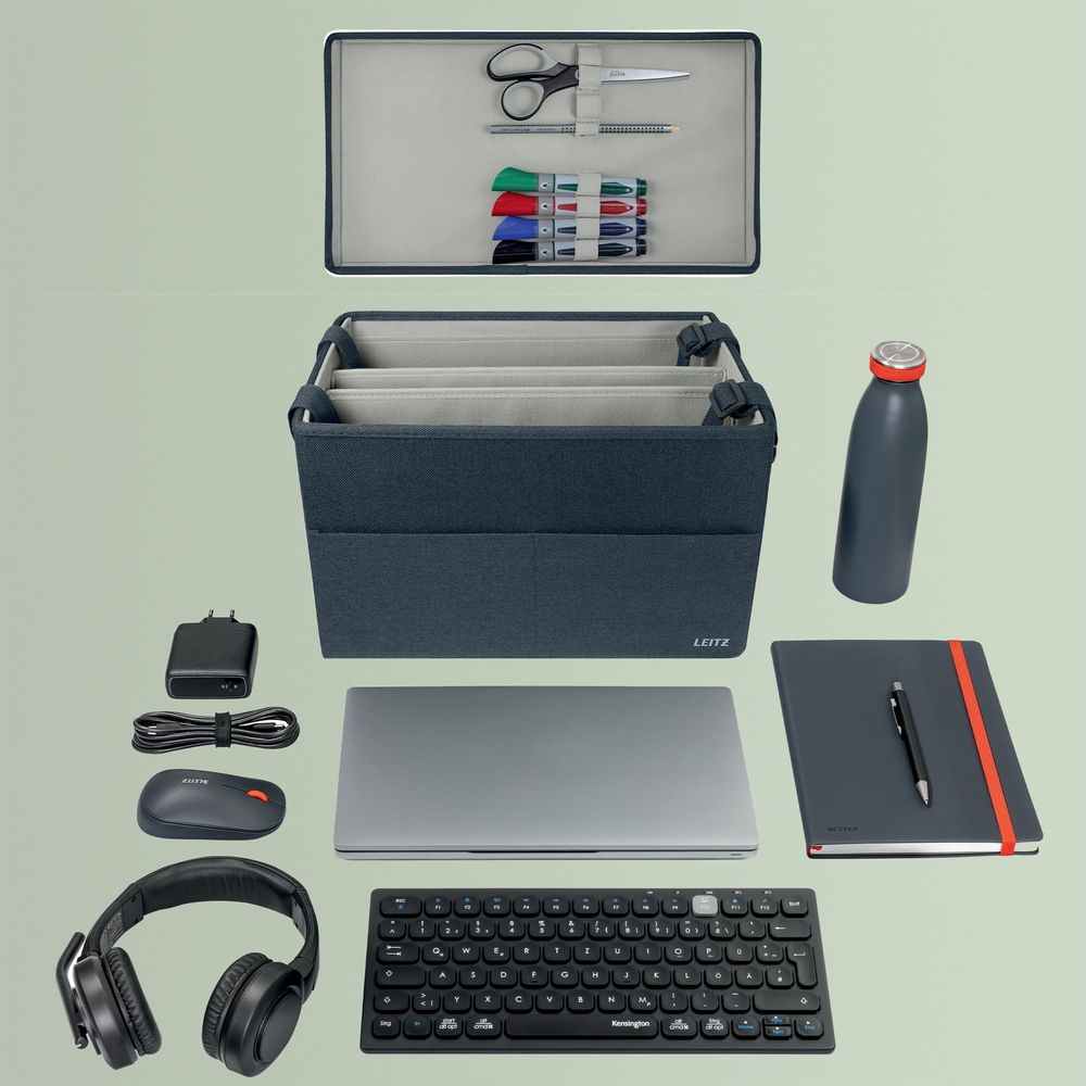Schreibtischzubehör: Laptop, Tastatur, Maus, Kopfhörer, Organizer, Notizbuch, Stifte, Schere, Flasche.