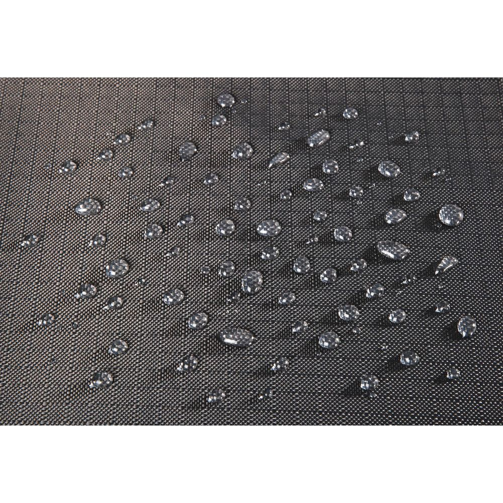 Wassertropfen auf dunklem, texturiertem Stoff.