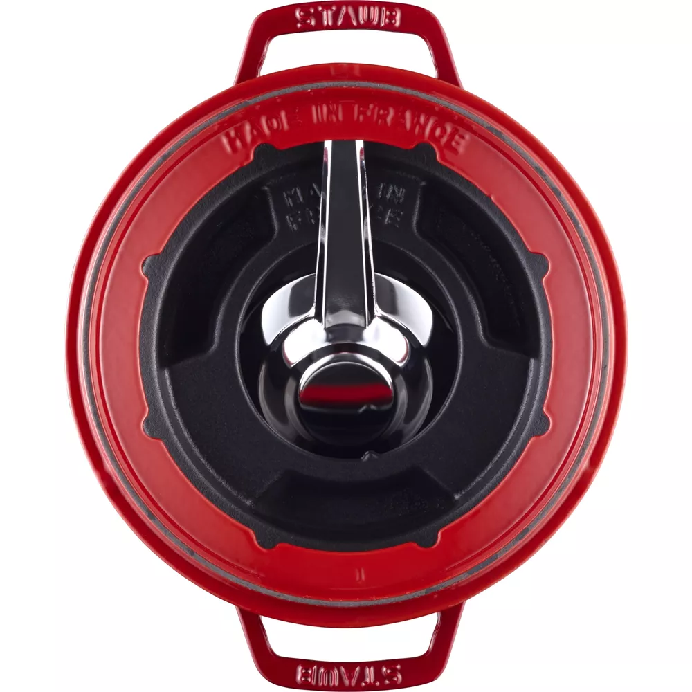 Rote Staub-Topfdeckel mit silbernem Griff und "Made in France" Aufschrift.