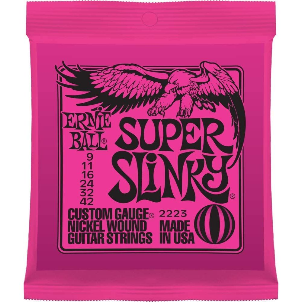 Ernie Ball Super Slinky Gitarrensaiten-Verpackung. Rosa mit schwarzem Aufdruck.