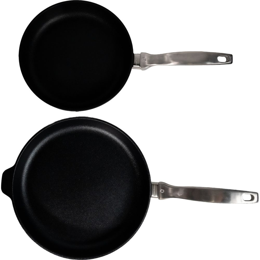 Deux poêles noires avec manches en acier inoxydable sur fond blanc.