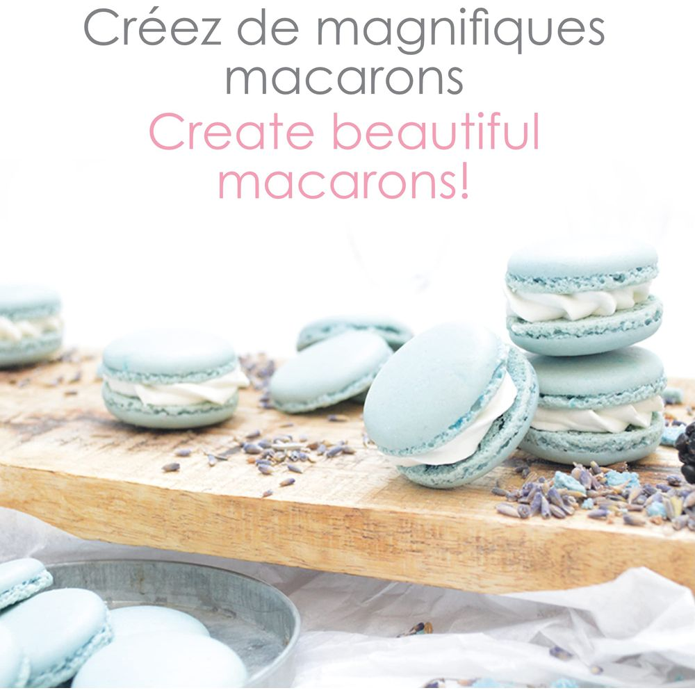 Hellblaue Macarons mit weißer Füllung auf Holzbrett, Lavendel.