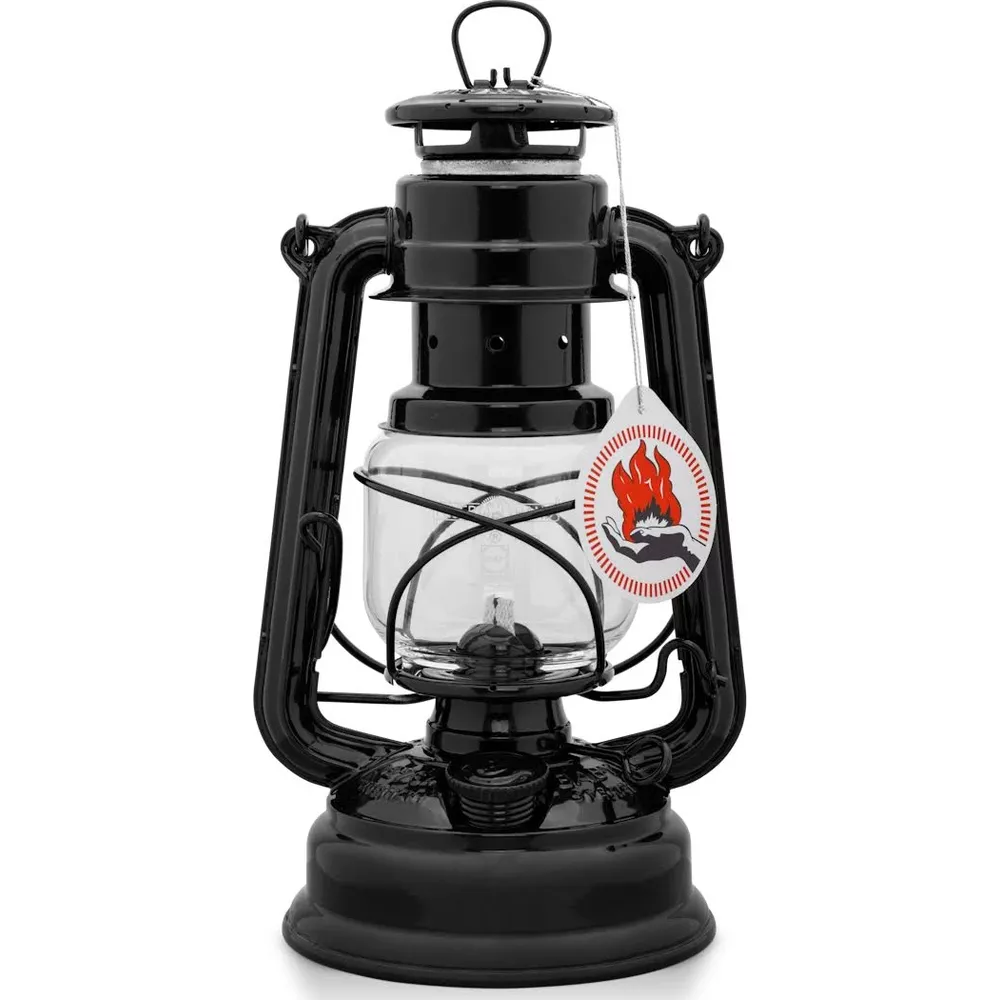 Schwarze Öllampe mit Glaszylinder und einem Anhänger mit Flammen- und Handmotiv.