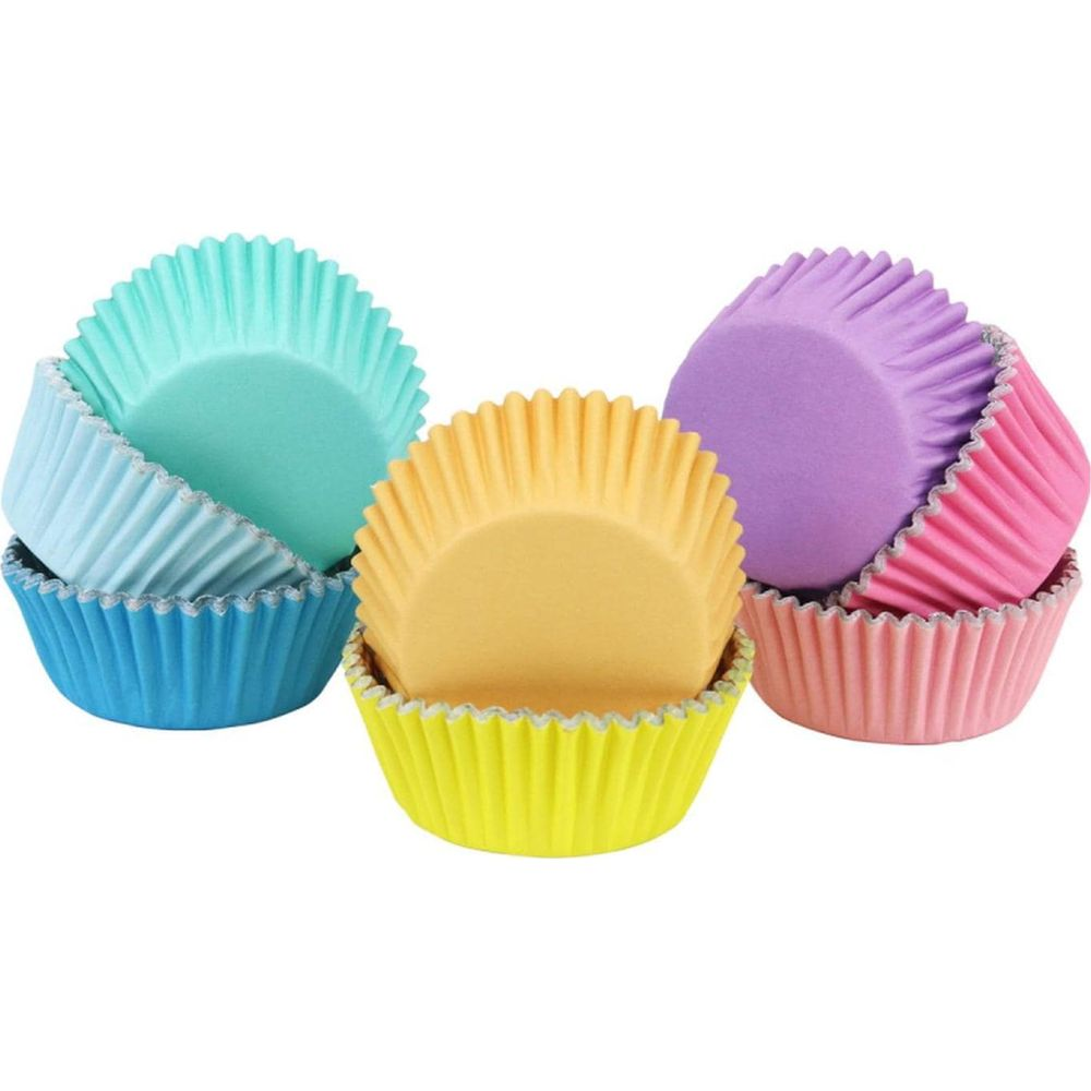 Bunte Papierförmchen für Muffins in Türkis, Blau, Gelb, Lila und Rosa.