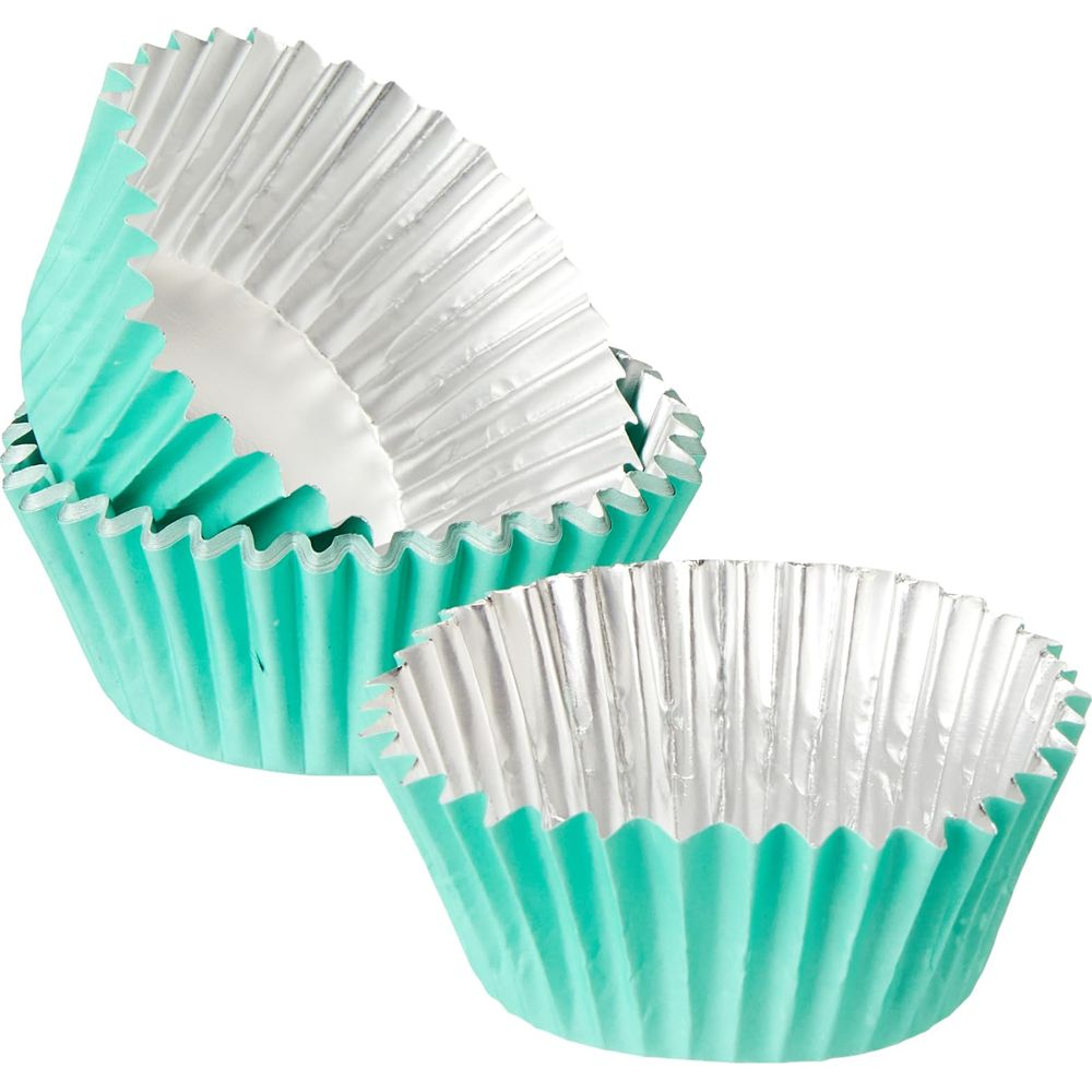 Zwei türkisfarbene Cupcake-Förmchen aus Aluminiumfolie mit silbernen Innenseiten.