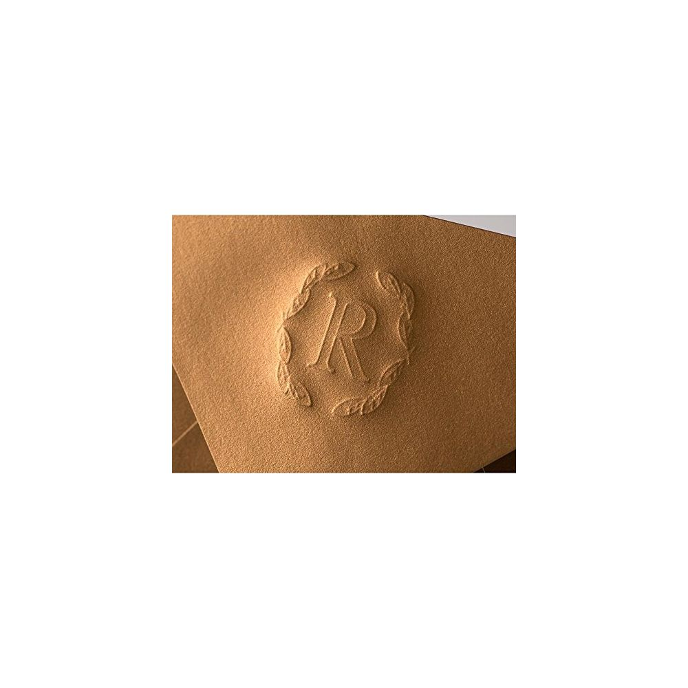 Ein geprägtes Emblem mit dem Buchstaben R, umgeben von Lorbeerblättern, auf braunem Papier.