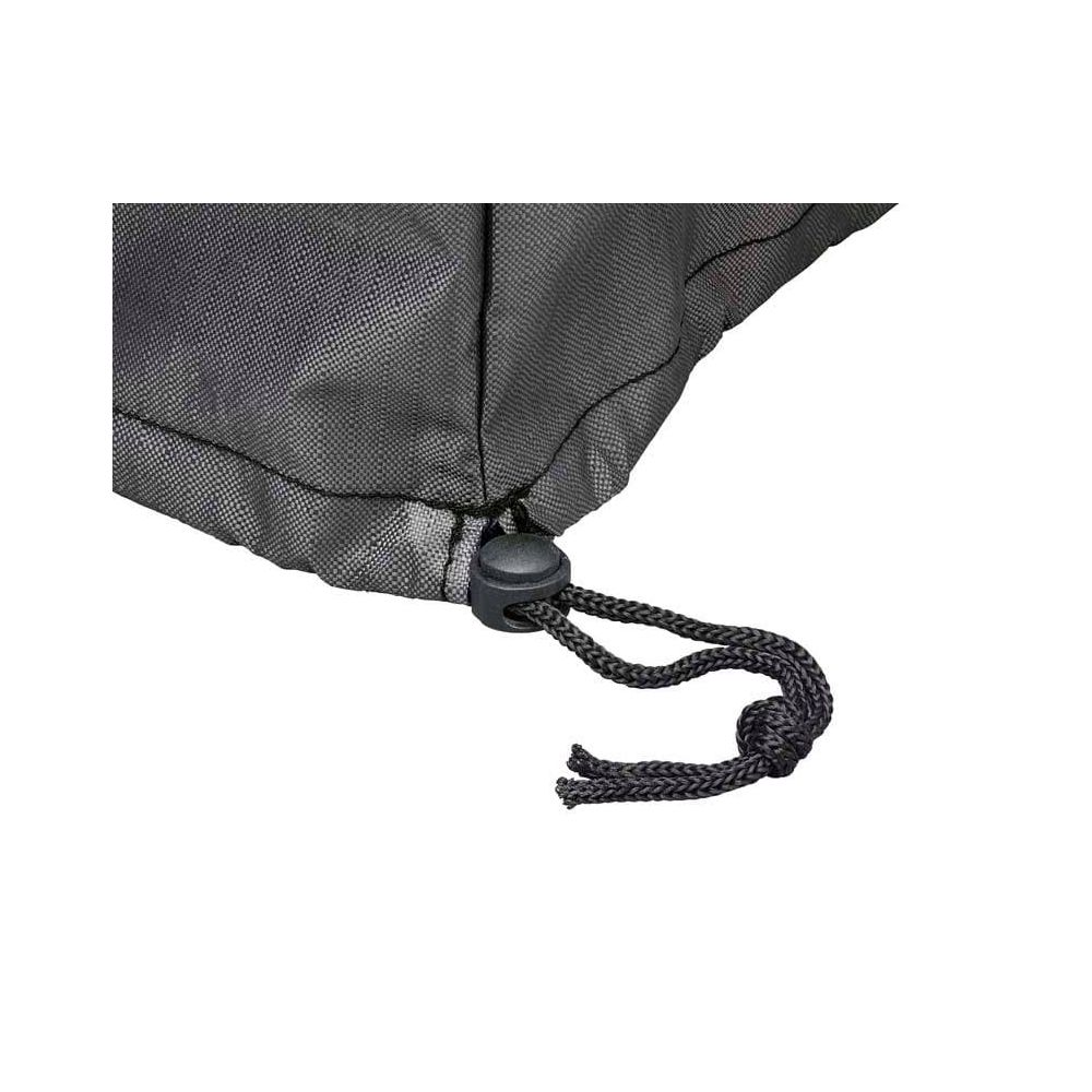 Ein schwarzer Kordelzug mit einem Stopper an einem grauen Netzstoff.