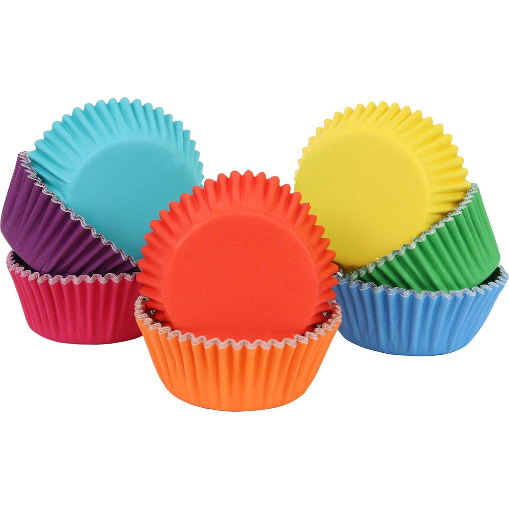 Bunte Muffinförmchen in Orange, Gelb, Blau, Grün, Lila und Türkis.