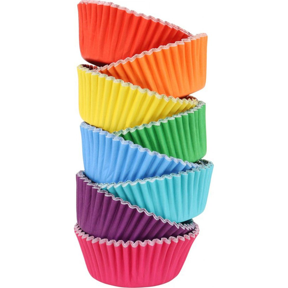 Ein Stapel bunter, gefalteter Muffinförmchen in Regenbogenreihenfolge: rot, orange, gelb, grün, blau, lila, pink.