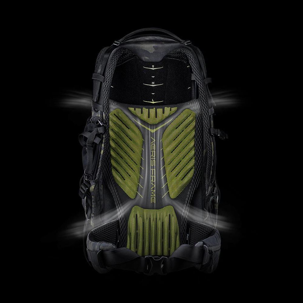 Un sac à dos avec système de ventilation et dos en maille verte.