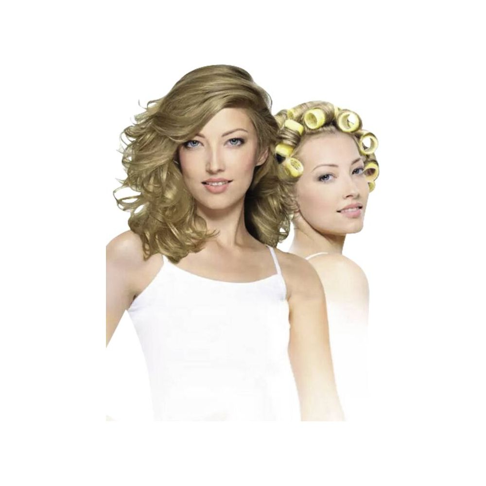 Zwei Frauen mit blonden Haaren, eine mit Lockenwicklern, tragen weiße Tanktops.