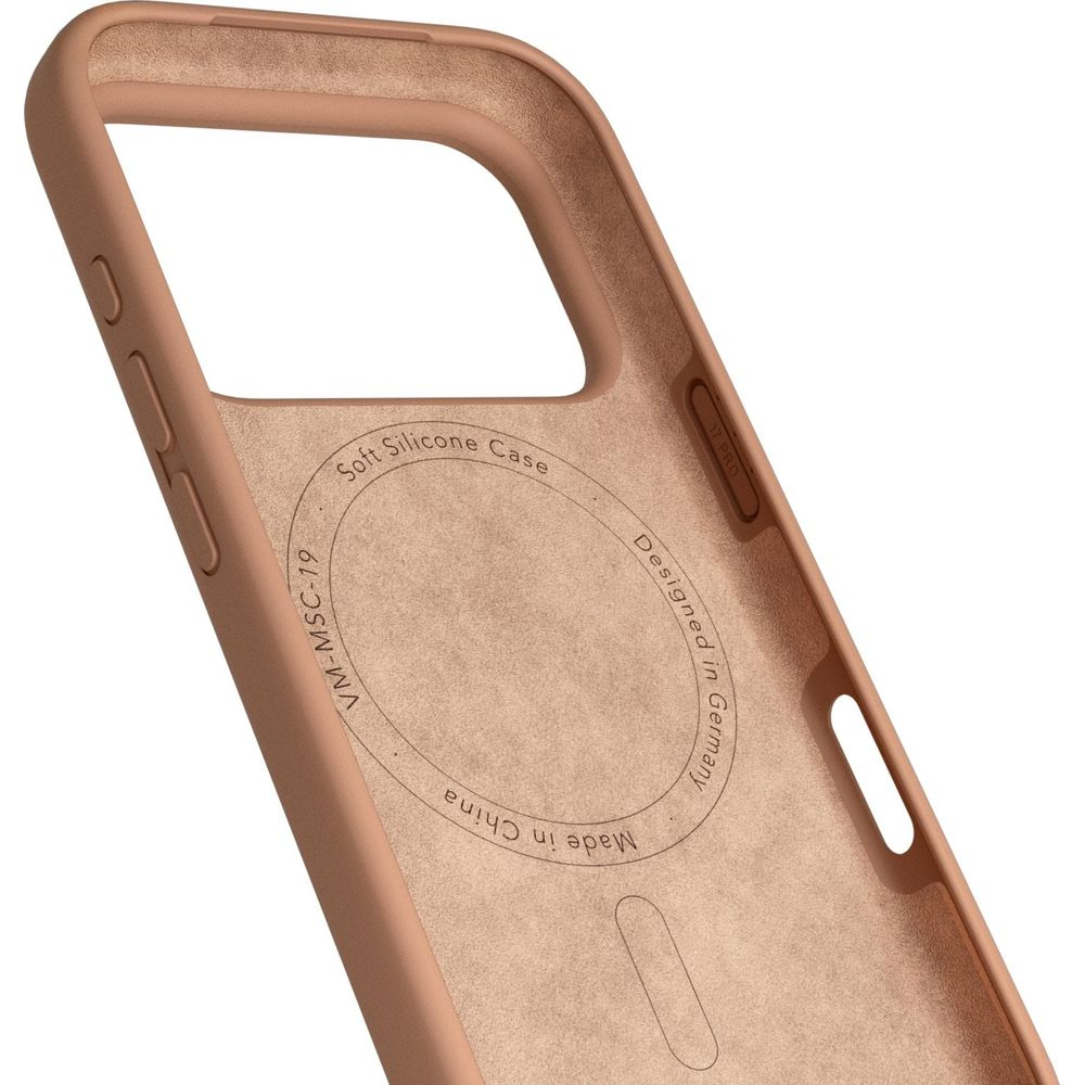 Eine rosafarbene Silikonhülle für ein iPhone 17 Pro mit Aufschriften.