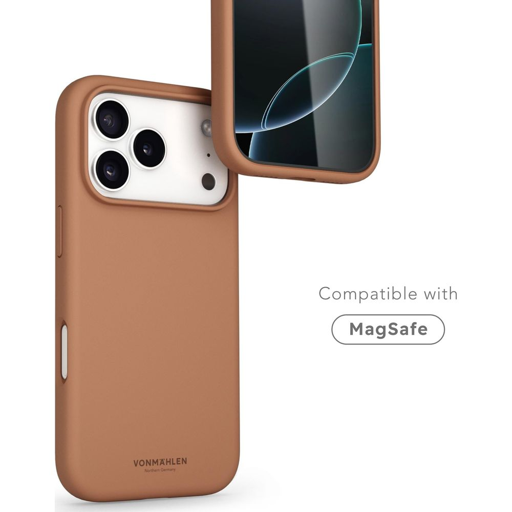 Braune Handyhülle mit MagSafe-Kompatibilität und drei Kameralinsen.