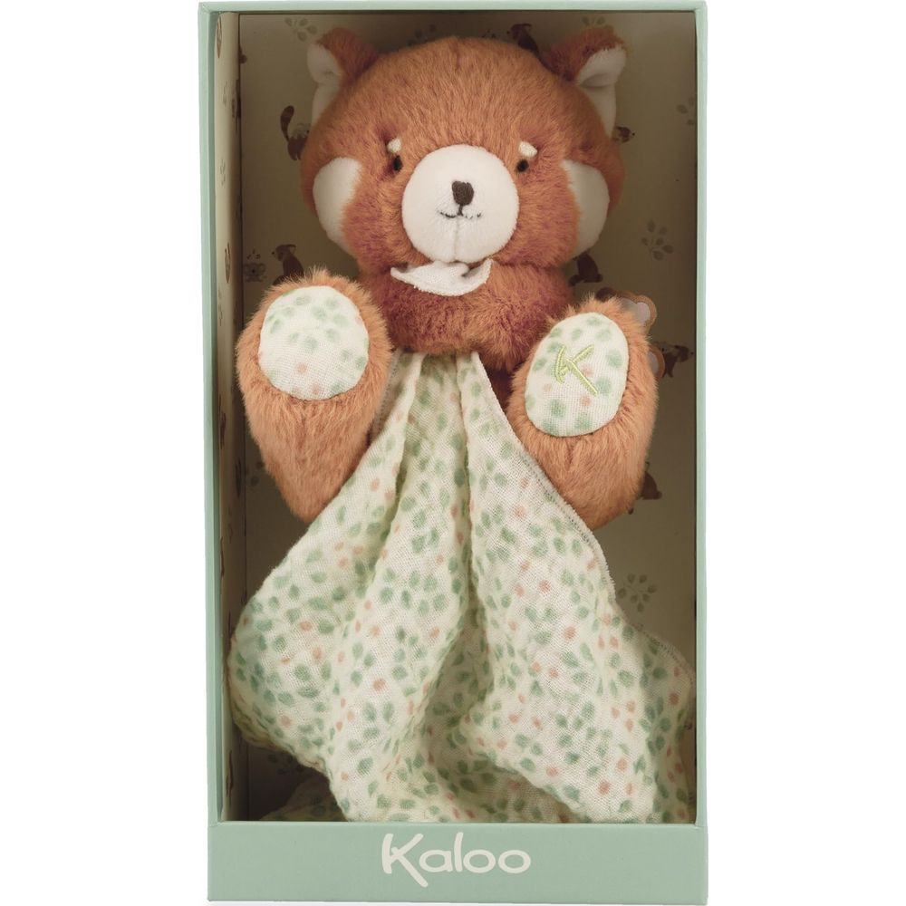 Peluche panda rosso con coperta a fantasia di foglie e bacche.