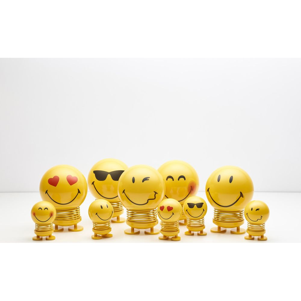 Un gruppo di emoji gialli con espressioni diverse su sfondo bianco.