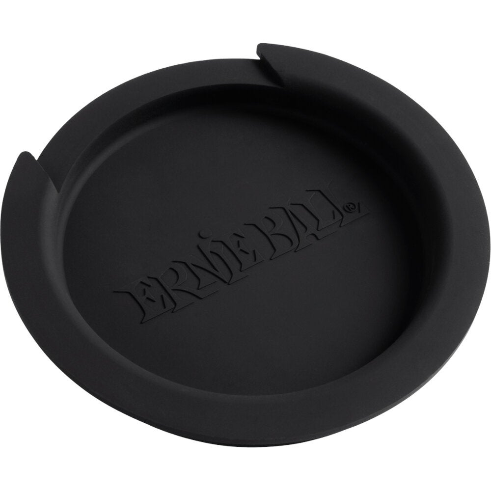 Schwarzer Ernie Ball Logo Deckel, Nahaufnahme.