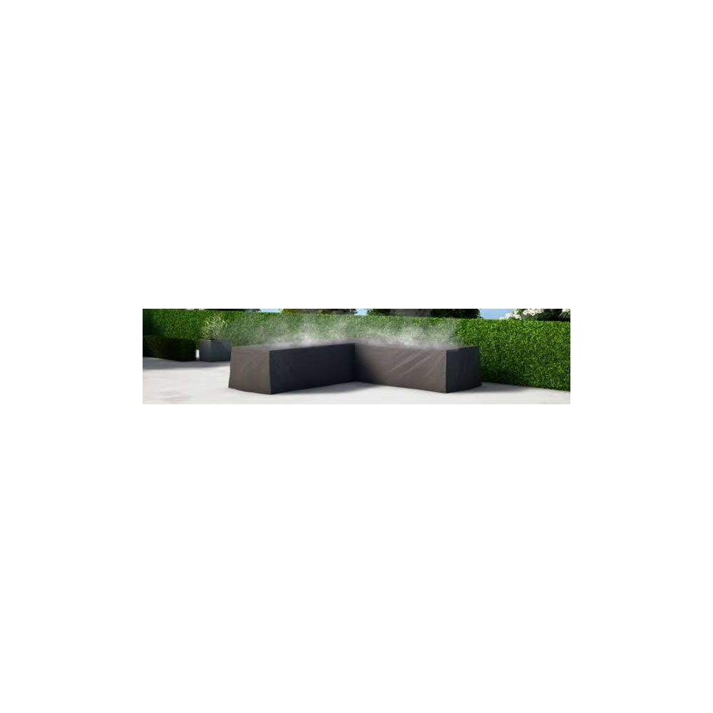 Graue L-förmige Lounge-Abdeckung mit Nebel auf Betonboden, umgeben von Grün.