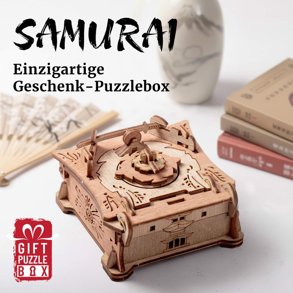 Puzzle box samurai in legno con ingranaggi e intagli.