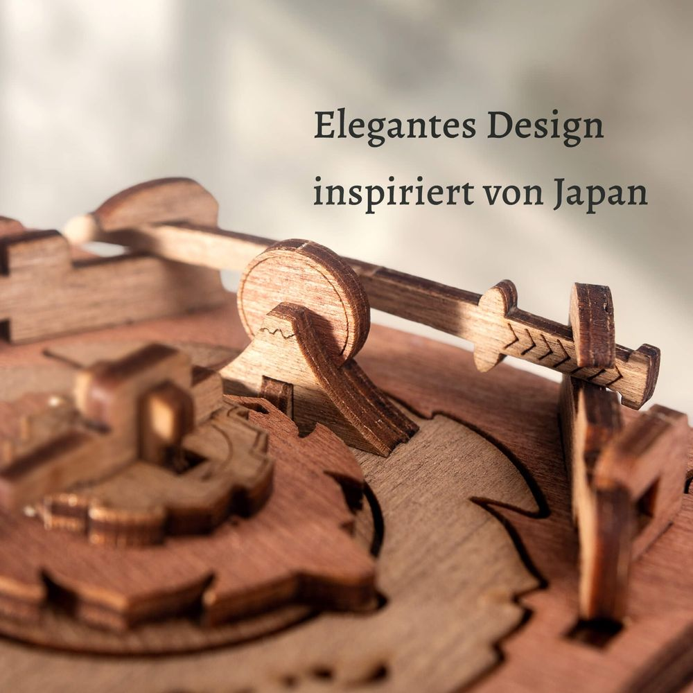 Meccanismo in legno con ingranaggi e leve, design elegante.