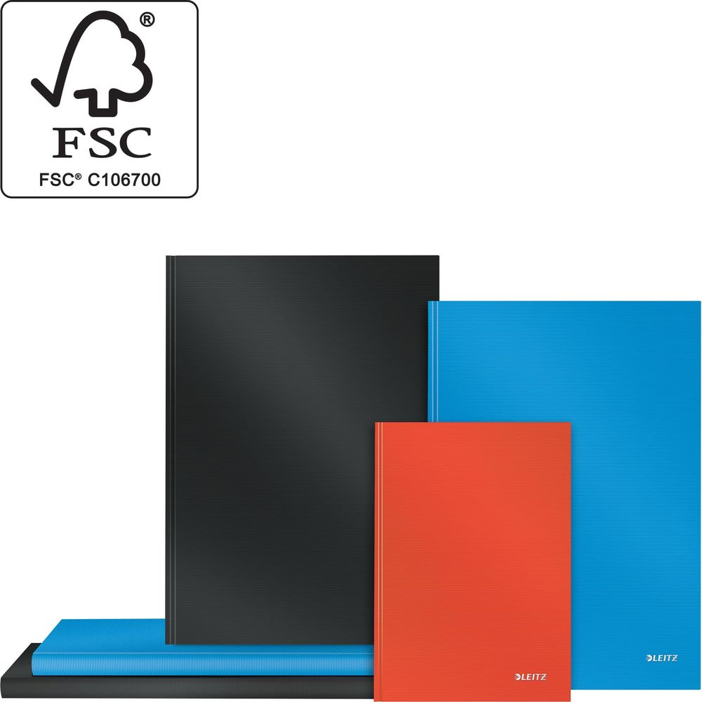 Drei Ordner in Schwarz, Orange und Blau liegen übereinander. Oben links ist ein FSC-Siegel.