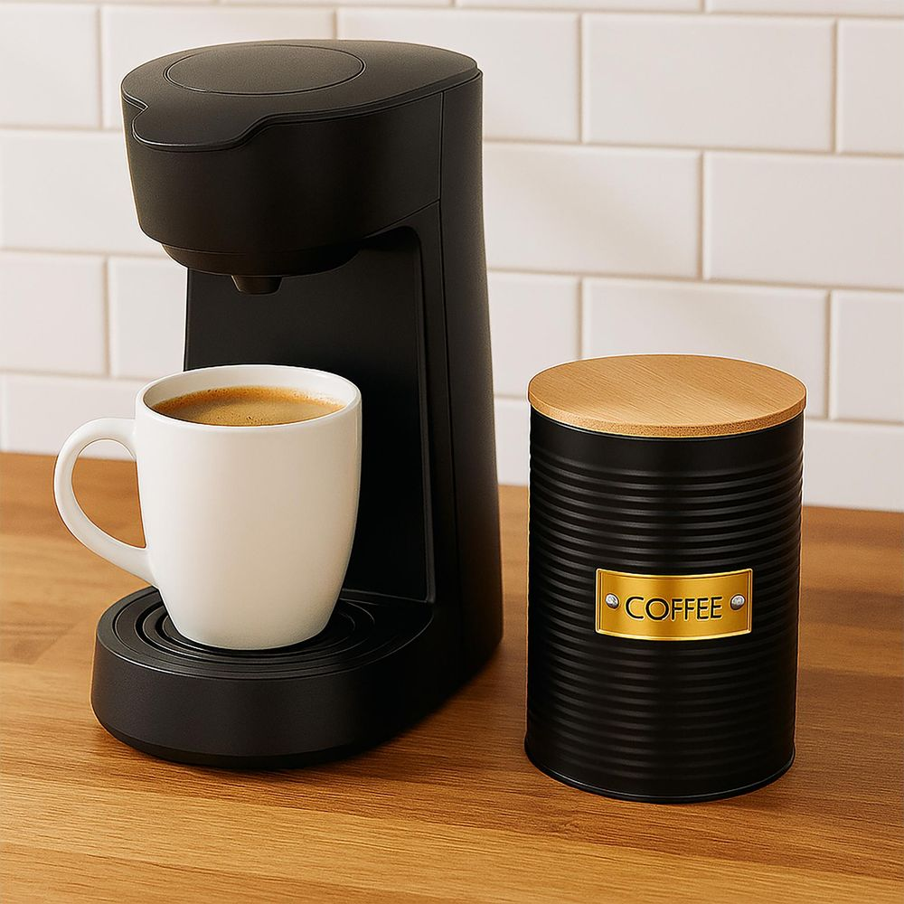 Eine schwarze Kaffeemaschine mit einer weißen Kaffeetasse und einem schwarzen Kaffeedosen.