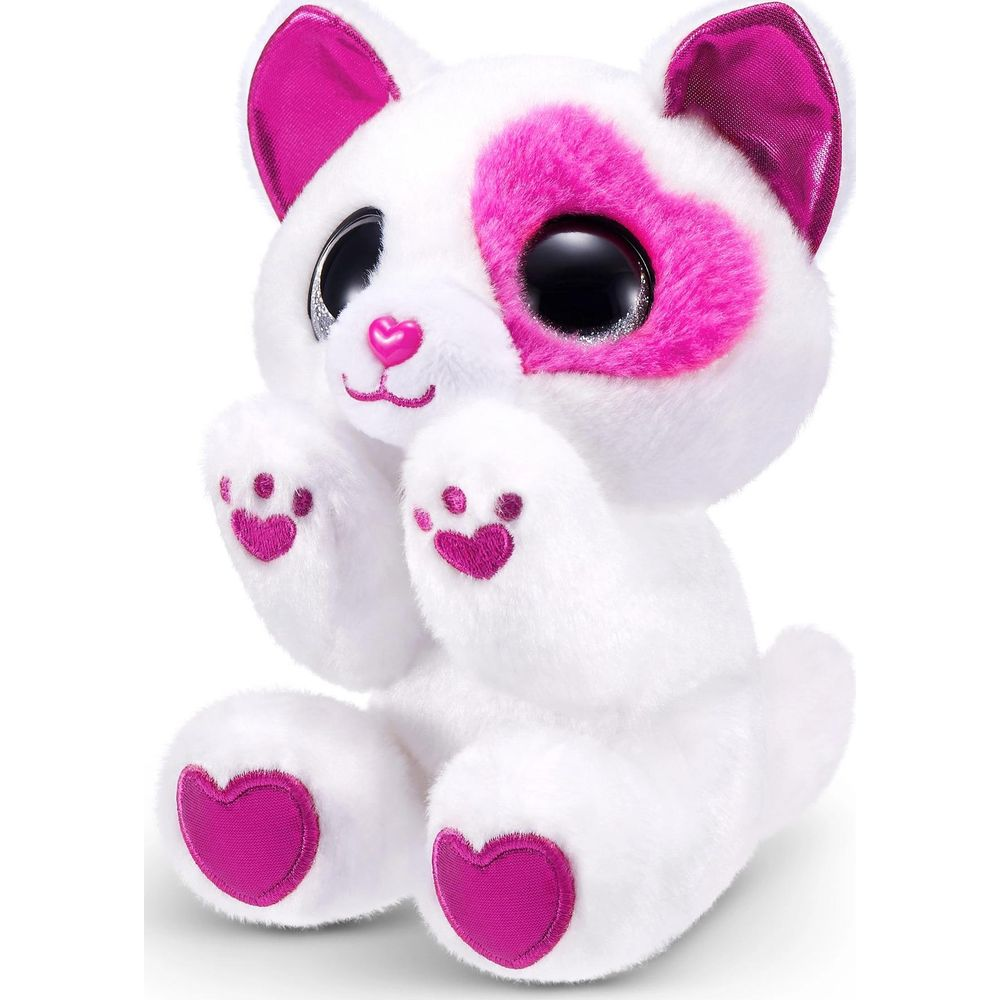 Un chat en peluche blanc avec un cœur rose sur l'œil et les pattes.